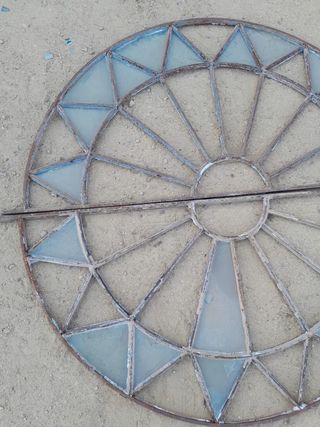 Ventana semicircular antigua de forja