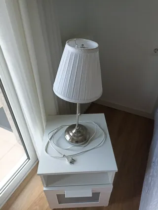 Lámpara de mesa moderna - blanca y plateada