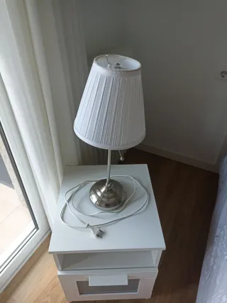 Lámpara de mesa moderna - blanca y plateada