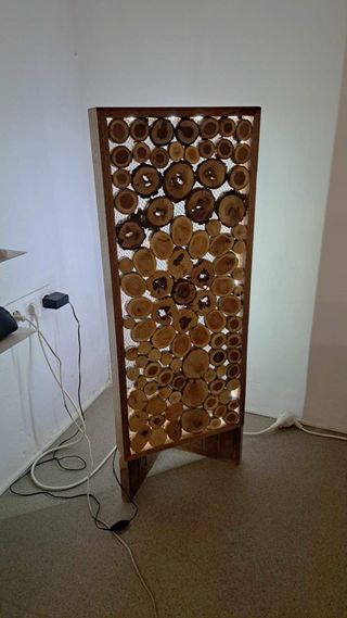 Lámpara de pie de madera