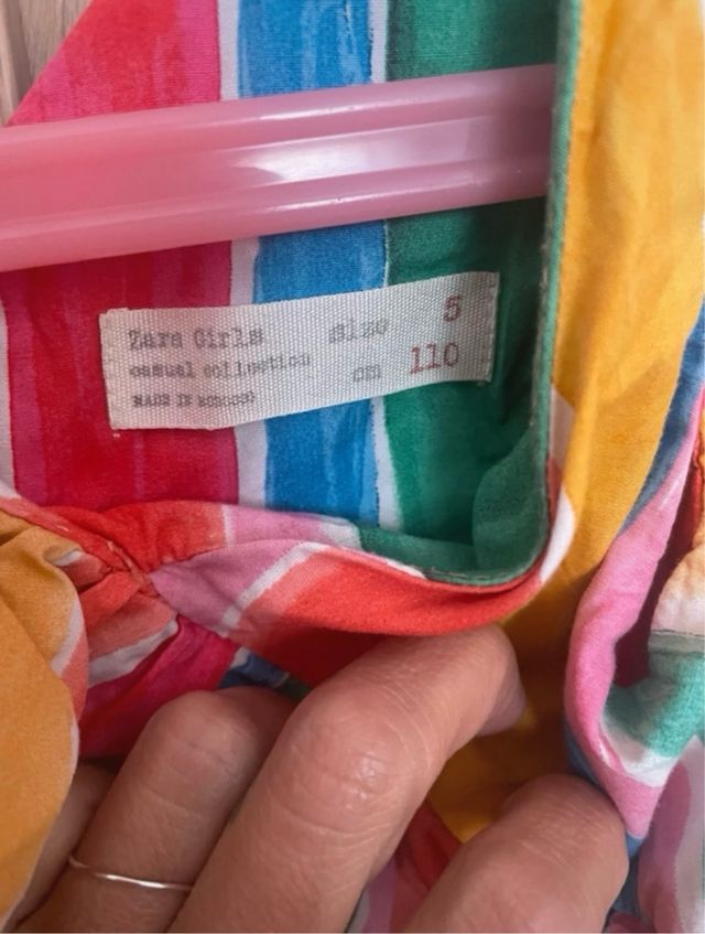 Mono rayas arcoiris niña