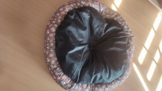 Cama para mascotas marrón y rosa