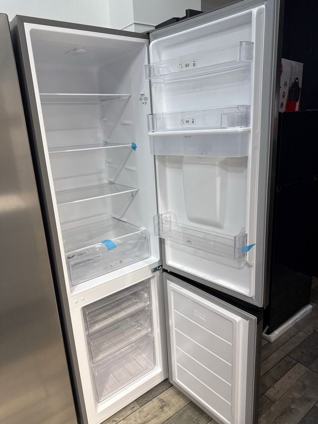 Frigorífico Exquisit con dispensador agua