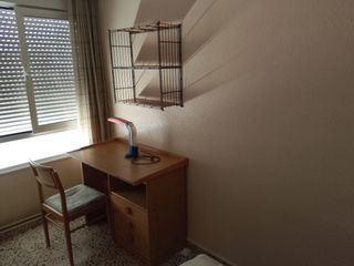 Escritorio infantil con silla y estantería