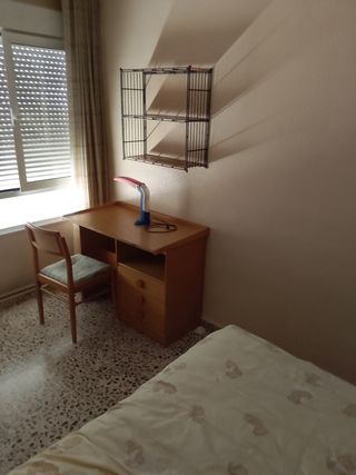 Escritorio infantil con silla y estantería