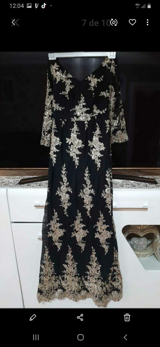 Abito elegante nero e oro