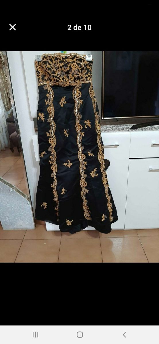 Abito elegante nero e oro