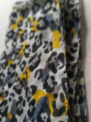 Fular estampado leopardo blanco-amarillo-negro