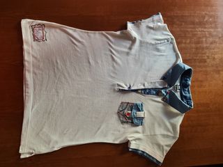 Polo blanco con bordado.  U de Adolfo Domínguez 