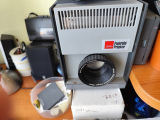 Proyector diapositivas y papeles plawa