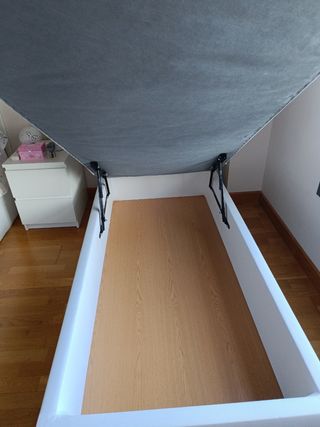Canapé  tapizado polipiel con cabecero 