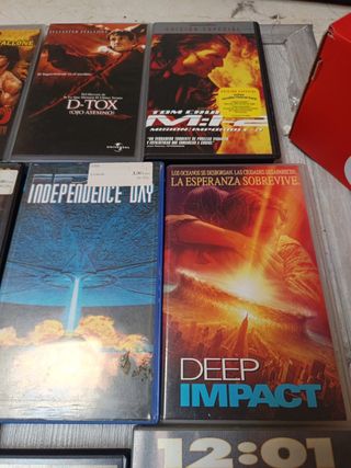 Lote 16 VHS: Rambo, Titanic...