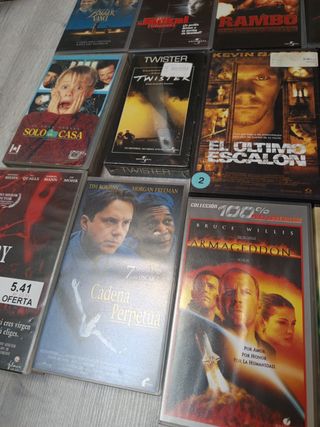 Lote 16 VHS: Rambo, Titanic...