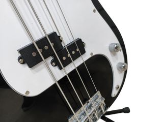 BAJO DAYTONA ESTILO STRATOCASTER NEGRO-BLANCO