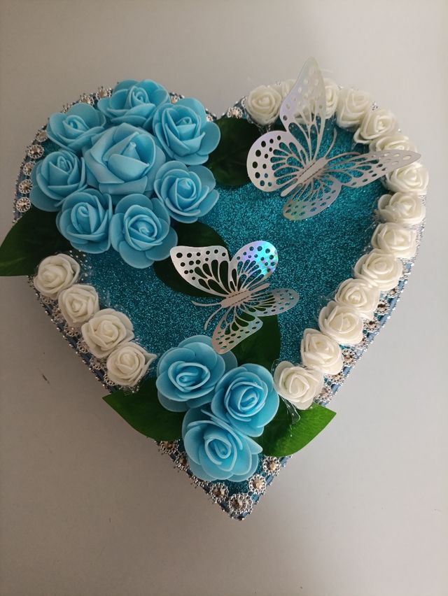 Caja corazón azul con mariposas