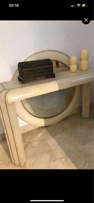 consola de piedra teselada  y espejo redondo