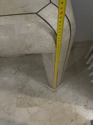 consola de piedra teselada  y espejo redondo