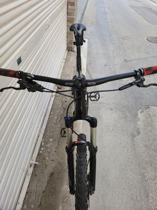Muy comoda, Bicicleta de carbono visible