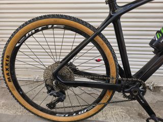 Muy comoda, Bicicleta de carbono visible