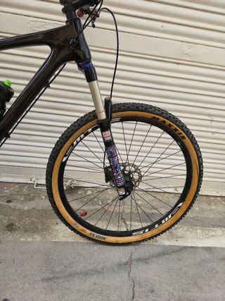 Muy comoda, Bicicleta de carbono visible