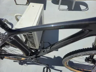 Muy comoda, Bicicleta de carbono visible