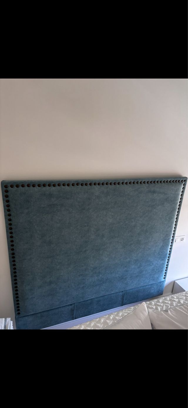 Cabecero cama verde agua y tachuelas.