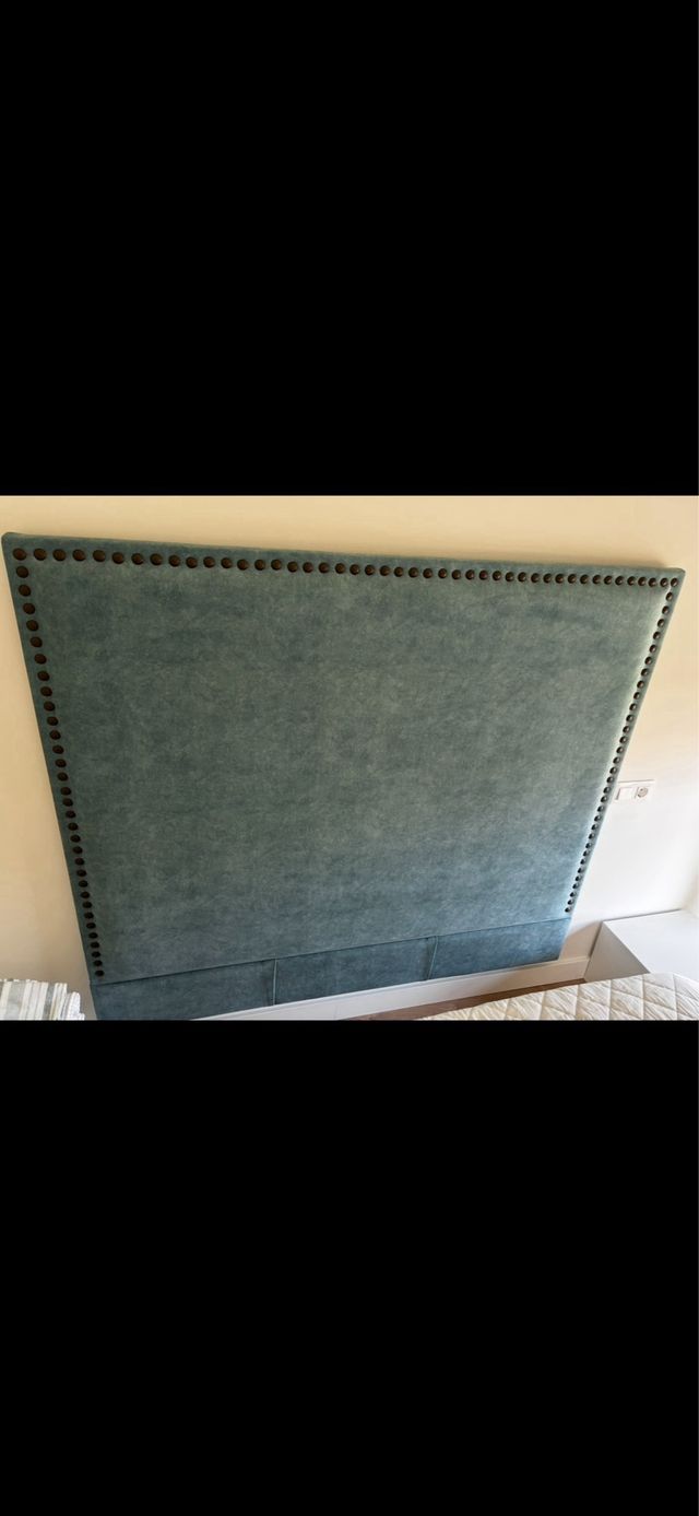Cabecero cama verde agua y tachuelas.