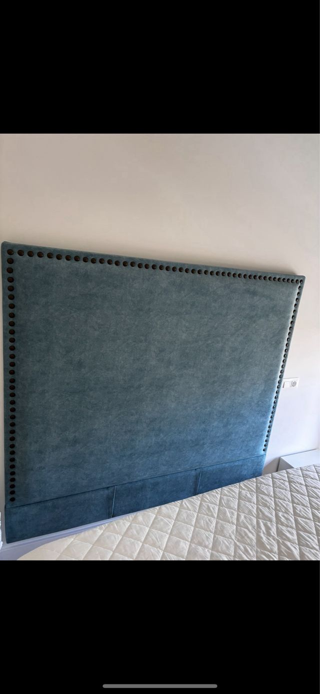 Cabecero cama verde agua y tachuelas.