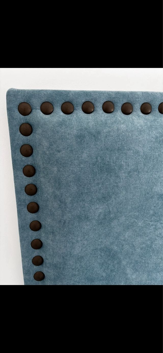 Cabecero cama verde agua y tachuelas.