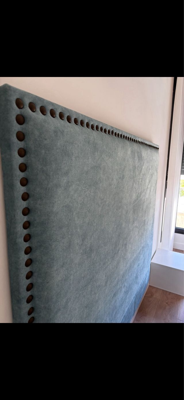 Cabecero cama verde agua y tachuelas.