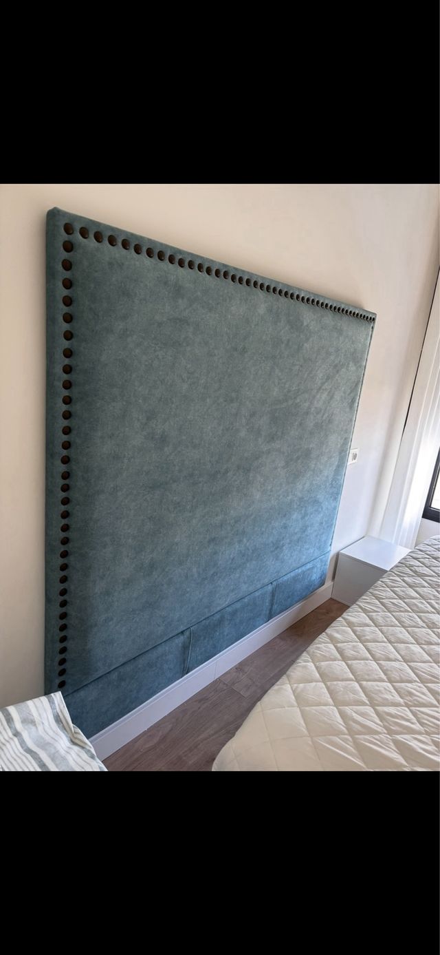 Cabecero cama verde agua y tachuelas.