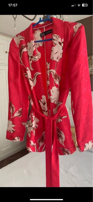 Blazer Zara rojo estampado floral - Talla S