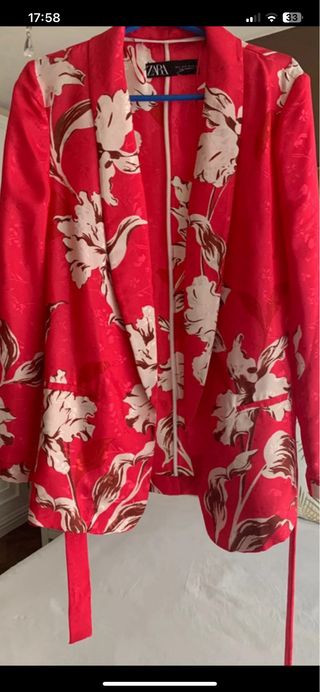 Blazer Zara rojo estampado floral - Talla S