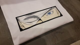Maglietta bianca ricamo  di Gojo Jujutsu kaisen