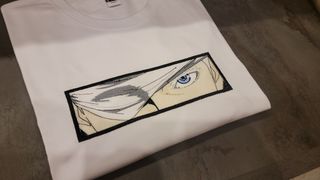Maglietta bianca ricamo  di Gojo Jujutsu kaisen