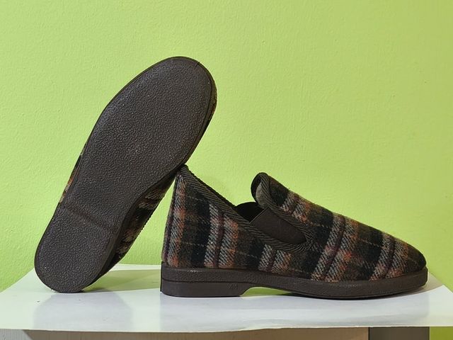 Zapatillas casa hombre cuadros n. 41. NUEVAS.