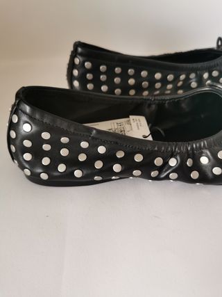 Bailarinas de chica N°37 de Mango nuevas.