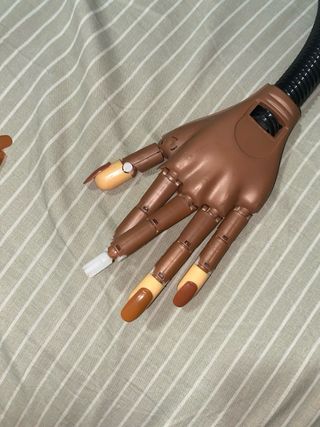 Mano maniquí práctica uñas