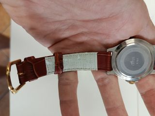 Reloj Lotus dorado con correa de piel.