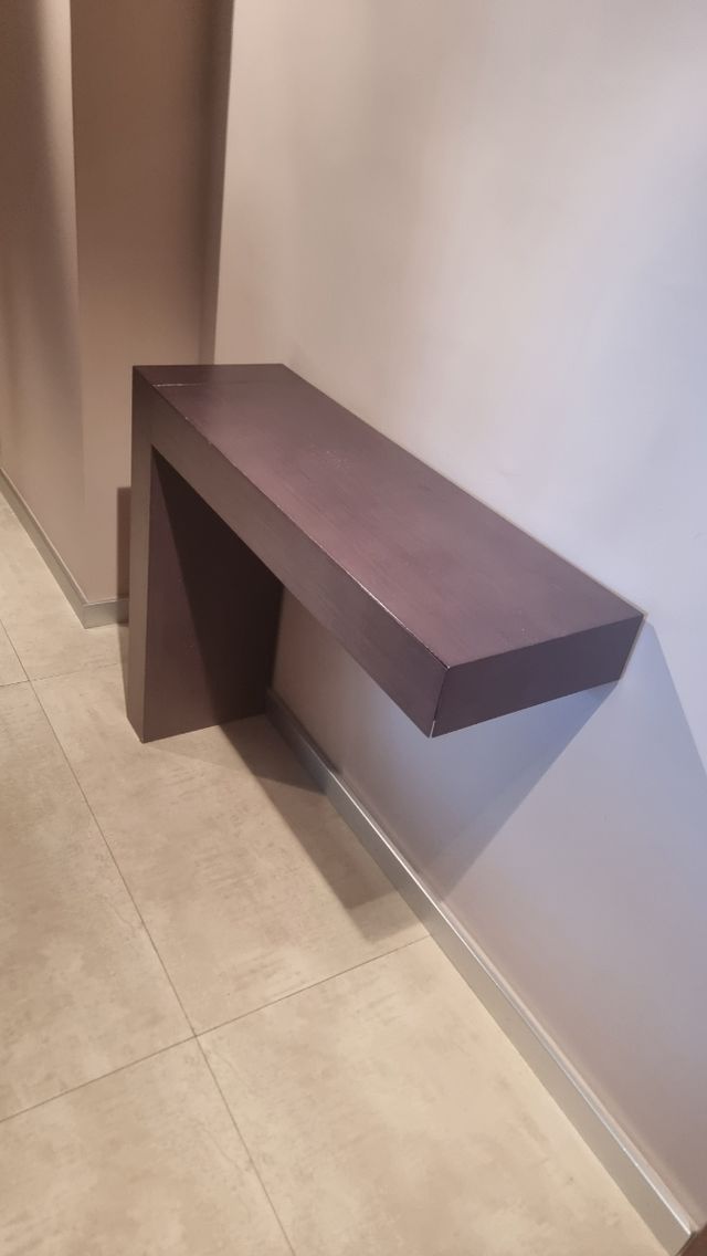 Consola de madera marrón