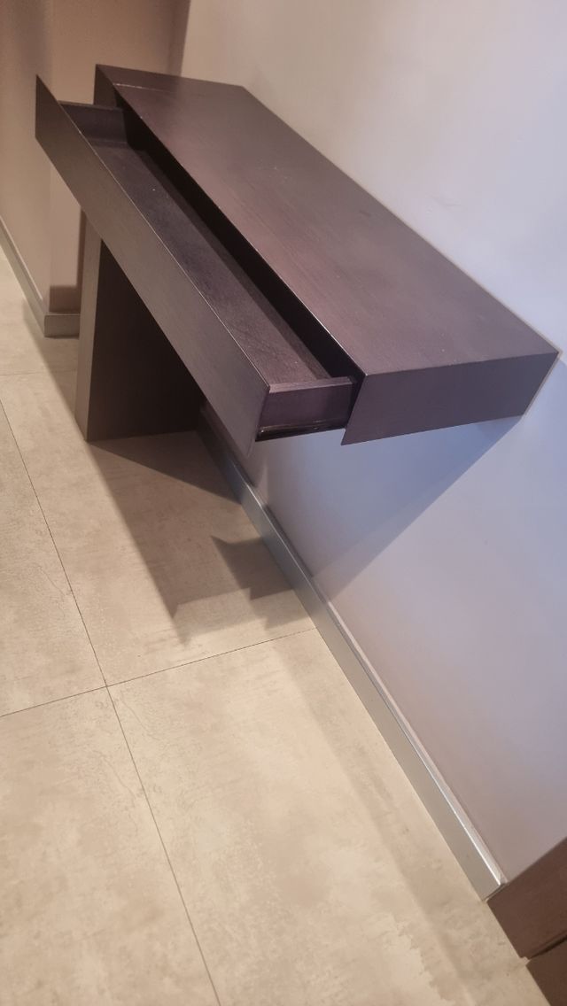 Consola de madera marrón