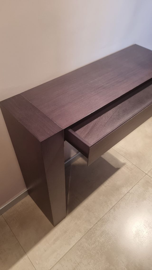 Consola de madera marrón