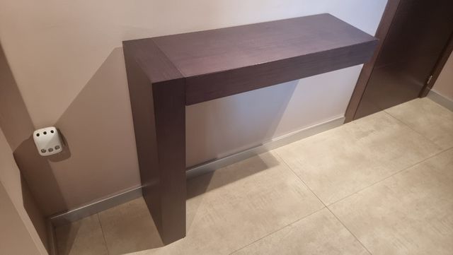 Consola de madera marrón