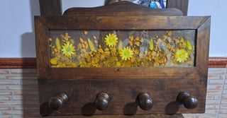 Perchero madera con flores secas