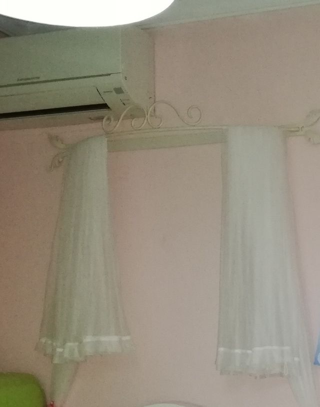 Un Dosel cama infantil blanco. Incluye el tul.