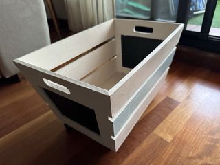 Revistero blanco de madera con ruedas