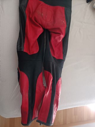 Mono moto piel rojo-negro recogida en mano 
