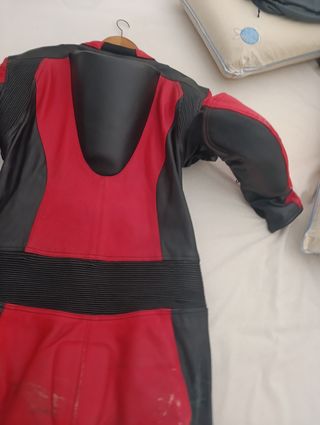 Mono moto piel rojo-negro recogida en mano 
