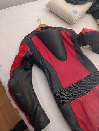 Mono moto piel rojo-negro recogida en mano 
