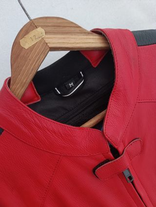 Mono moto piel rojo-negro recogida en mano 
